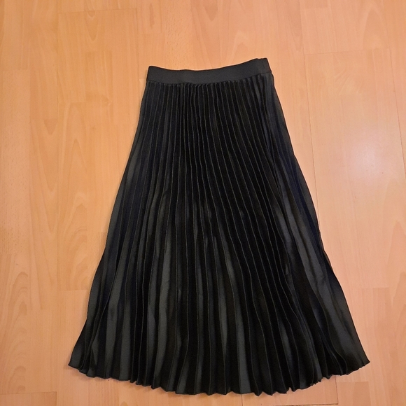 H&M Dresses & Skirts - Dark navy pleated midi-skirt